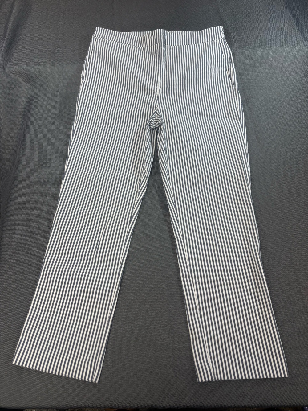 Jones New York women’s gray & white striped seersucker pull on ankle trousers 6